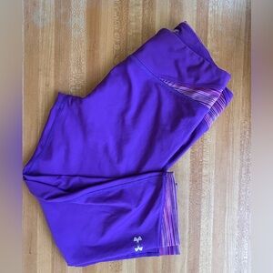 Under Armour heat gear fitted knee length purple capris, women’s size small
